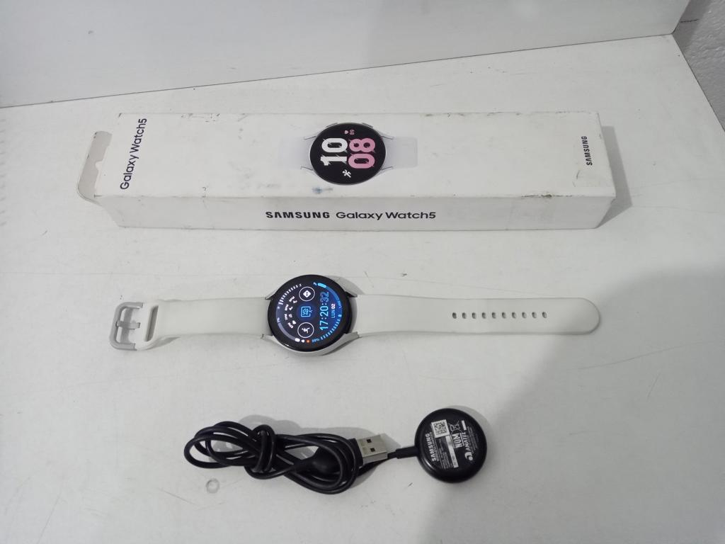 Reloj Para Caballero Marca Samsung Modelo Galaxy Watch 5 Acc Con Cargador