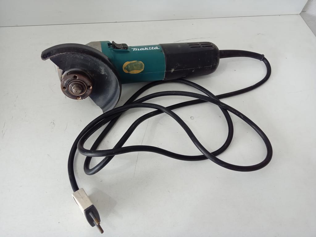 Pulidora Marca Makita Modelo 9557hn Tamaño Chico Usado En Buen Estado Acc Protector