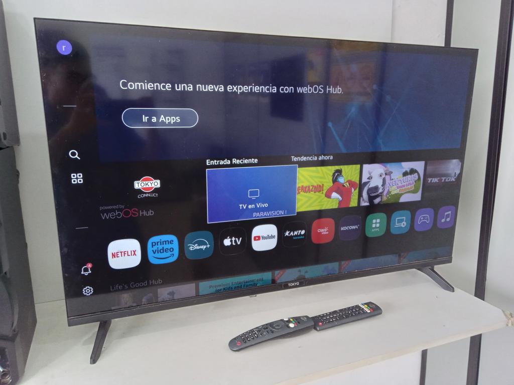Televisor Led Smart De 43 '' Marca Tokyo Modelo Tvtokff43wb Con Control Usado En Buen Estado Acc Con 2 Patitas2 Controles