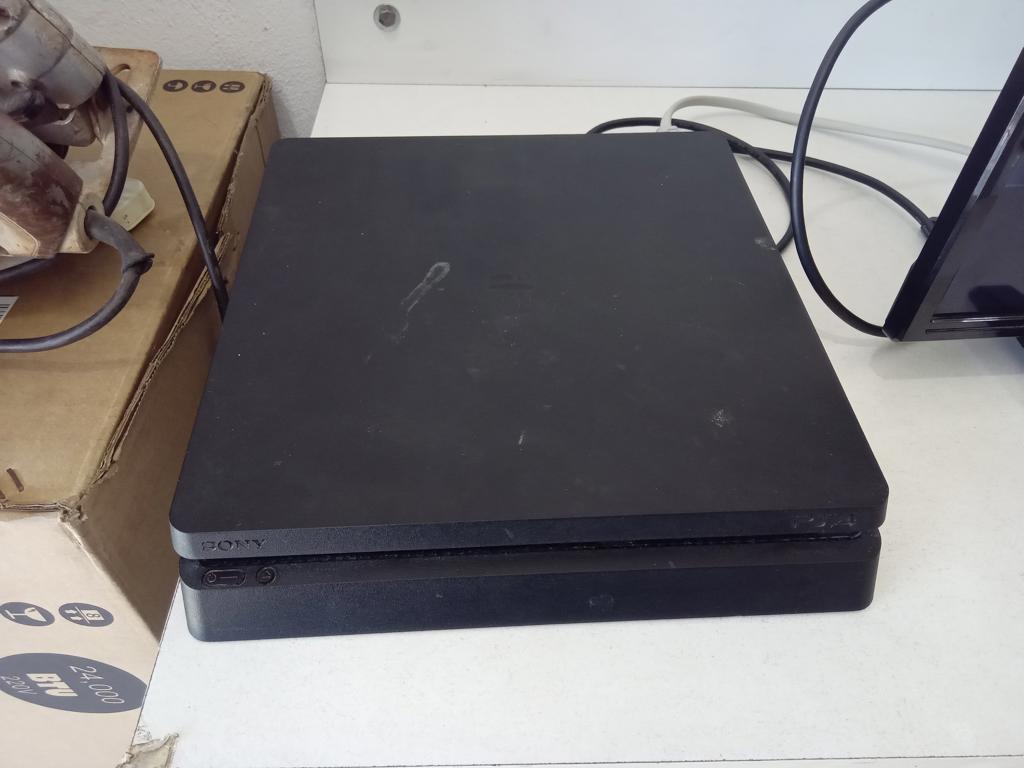 Juego Electronico Ps4 Marca Sony Modelo Cuh-2116b Disco Duro 1.000 Gb Con Control Sin Caja Usado En Buen Estado Acc Con Un Control