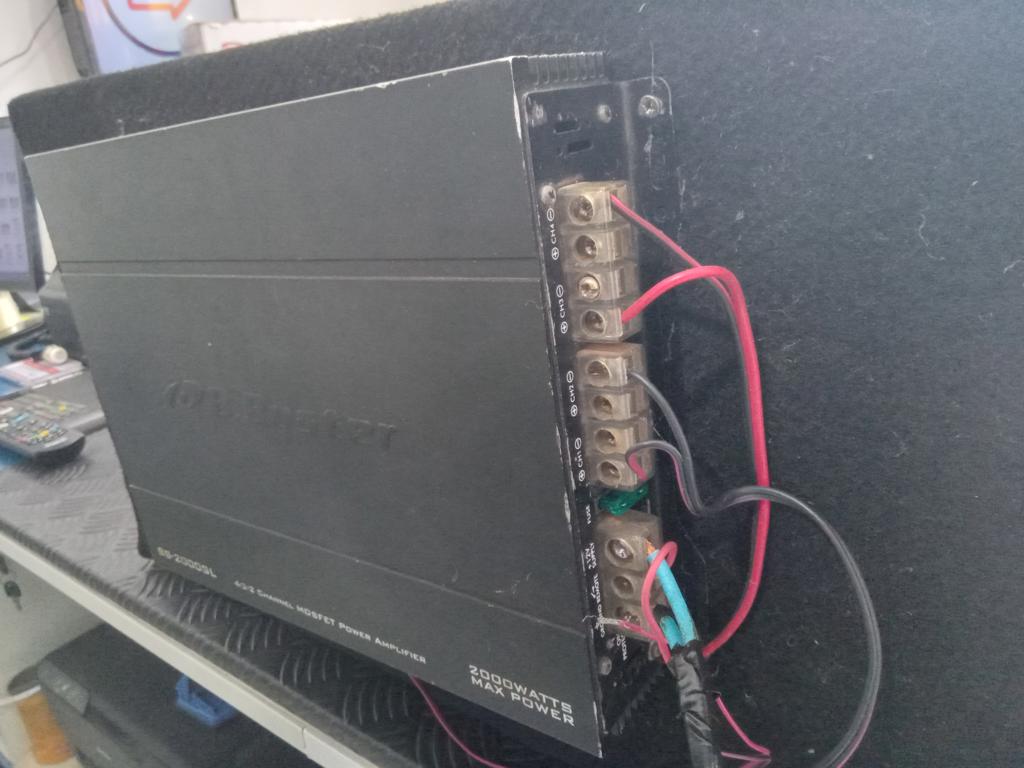 Amplificador De Sonido P/ Automovil Marca Bbuster Modelo Bb-2000gl Usado En Buen Estado Acc Cables De Conexion
