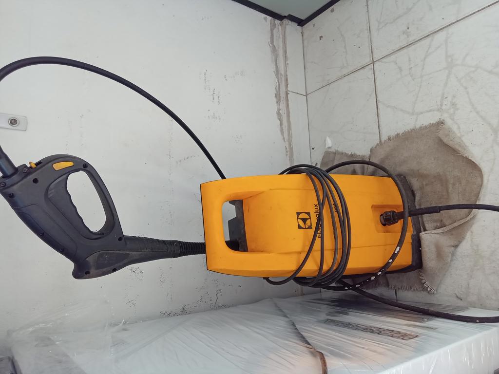 Hidro Lavadora Marca Electrolux Modelo Ews30 Usado En Buen Estado Acc MangueraPistola1 PicoAdaptador
