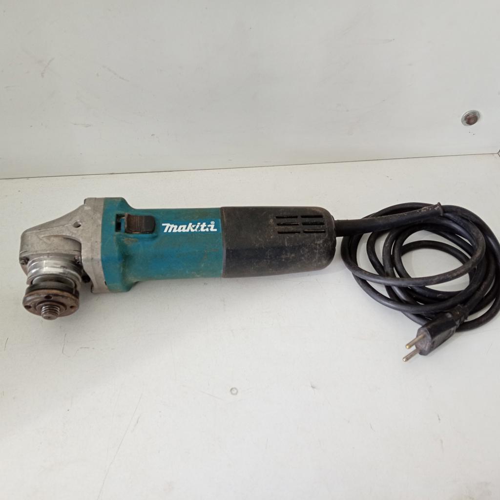 Pulidora Marca Makita Modelo 9557hn Tamaño Chico Usado En Buen Estado Acc No Tiene