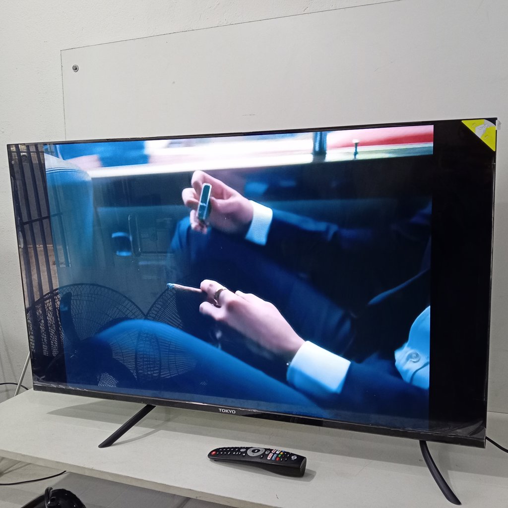 Televisor Led Smart De 43 '' Marca Tokyo Modelo Tvtokff43gtv Con Control Usado En Buen Estado Acc Con 2 Patitas Con Sus Tornillos