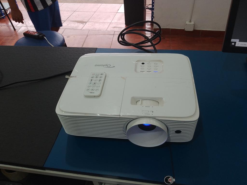 Proyector De Imagen Marca Optoma Con Control Modelo Dasshs Lumenes 2.000 Usado En Buen Estado Acc Cable HdmiCable Power