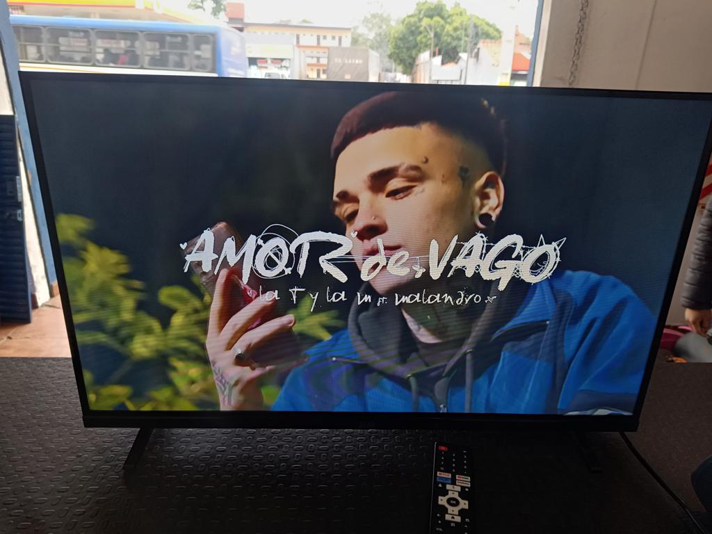 Televisor Led Smart De 32 '' Marca Jam Modelo Ultrasgtm-32gfs Con Control Usado En Buen Estado Acc Par De PatitasControl