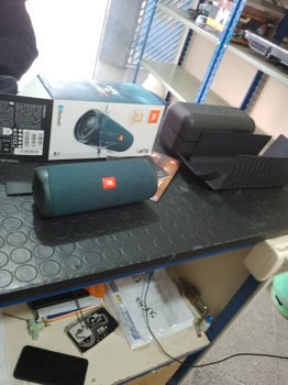 Parlante Portatil Marca Jbl Modelo Flip5 5 Usado En Buen Estado Con En Caja Acc: No Tiene