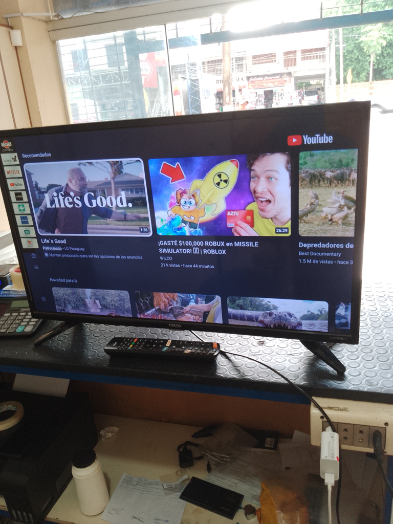 Televisor Led Smart De 32 '' Marca Tokyo Modelo Toktcled32sm-N Con Control Usado Con Desgaste Acc Patitas