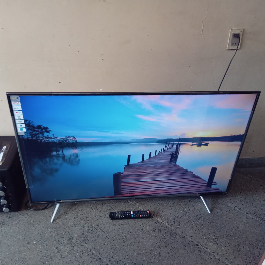 Televisor Led Smart De 55 '' Marca Jam Modelo Ja55auhd605 Con Control Usado En Buen Estado Acc Patitas
