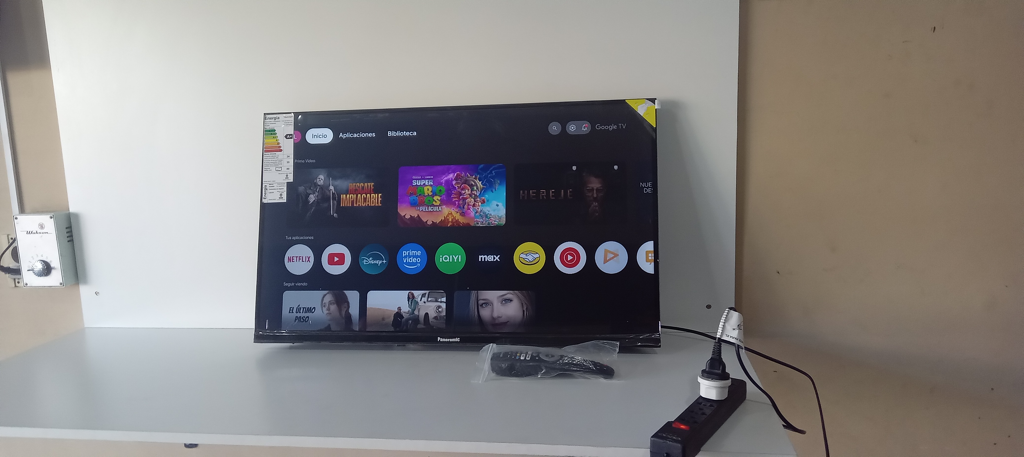 Televisor Led Smart De 32 '' Marca Panoramic Modelo Pan-32mt005 Con Control Usado En Buen Estado Acc PatitasEn Caja