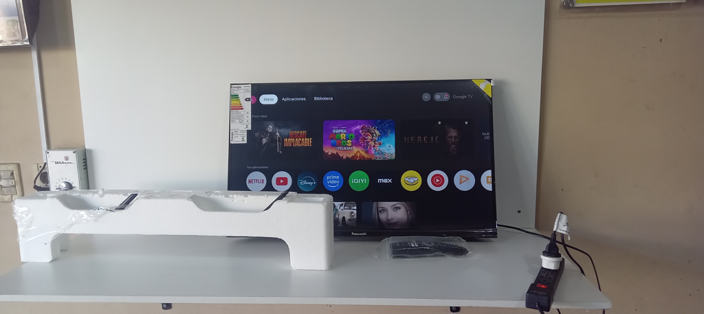 Foto 2 de Televisor Led Smart De 32 '' Marca Panoramic Modelo Pan-32mt005 Con Control Usado En Buen Estado Acc PatitasEn Caja