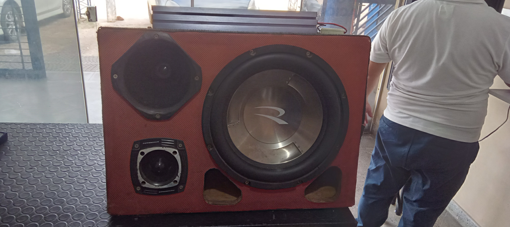 Caja C/ Parlantes Para Auto Usado Con Desgaste Acc Wootfer De 12 Marca RoadstarUna CornetaUn Twister