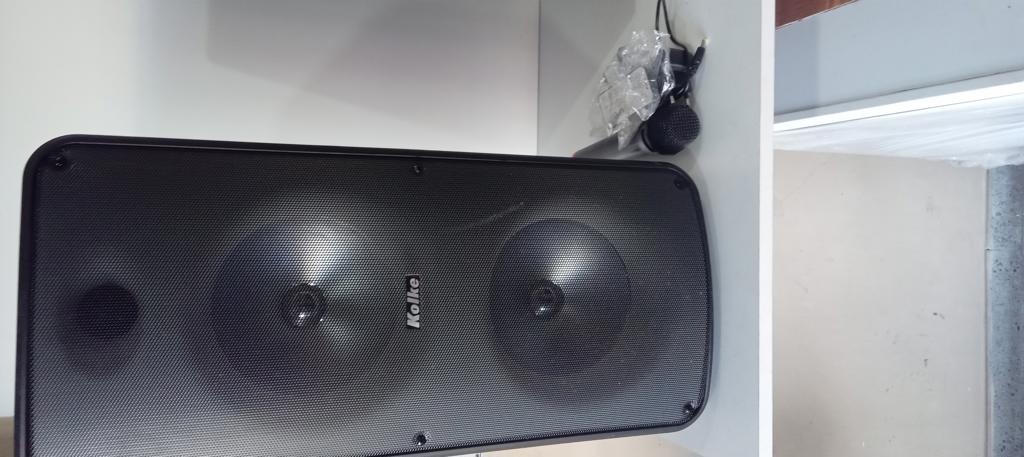 Caja De Sonido Amplificada Marca Kolke Modelo Kpb-527 Sin Control Usado En Buen Estado Acc Microfono Cargador Control