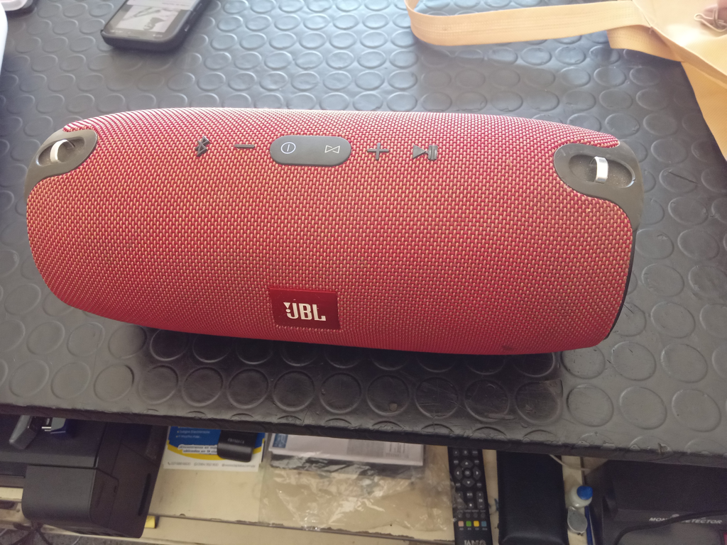 Parlante Portatil Marca Jbl Modelo Xtreme Usado Con Desgaste Con Cardador No Original Acc No Tiene