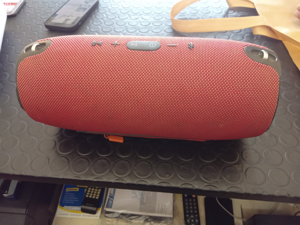 Foto 2 de Parlante Portatil Marca Jbl Modelo Xtreme Usado Con Desgaste Con Cardador No Original Acc No Tiene