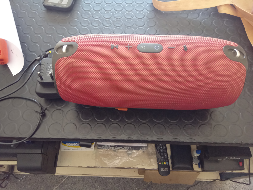 Foto 3 de Parlante Portatil Marca Jbl Modelo Xtreme Usado Con Desgaste Con Cardador No Original Acc No Tiene