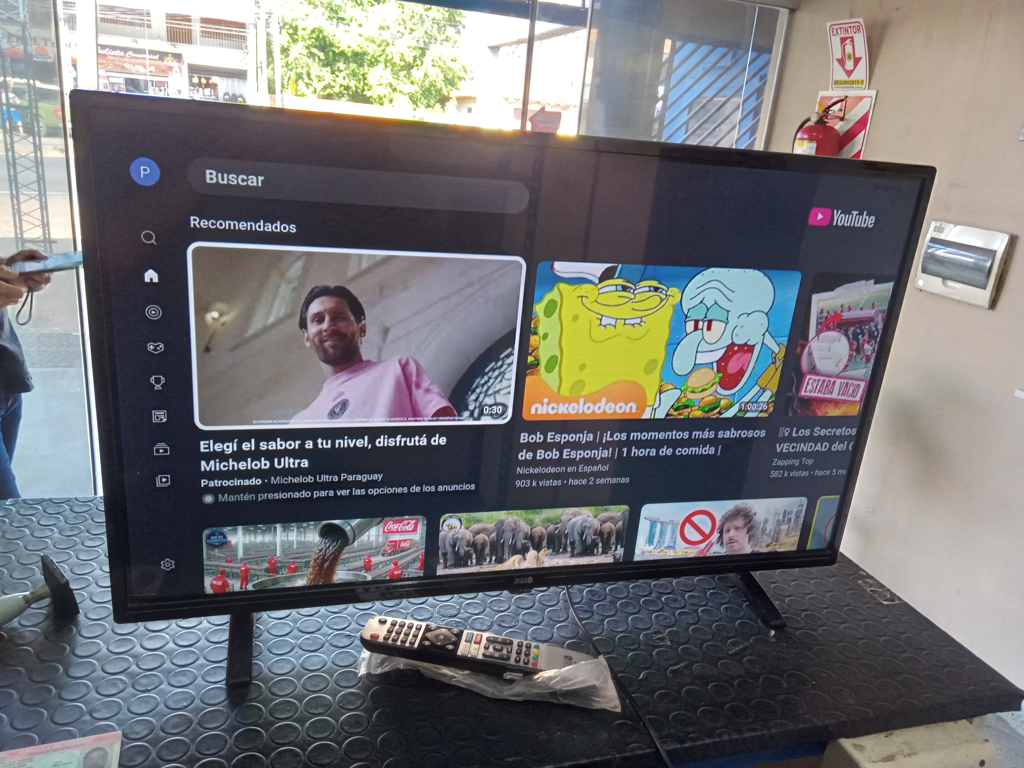 Televisor Led Smart De 32 '' Marca Jam Modelo Sk32e10 Con Control Usado Con Desgaste Acc Patitas