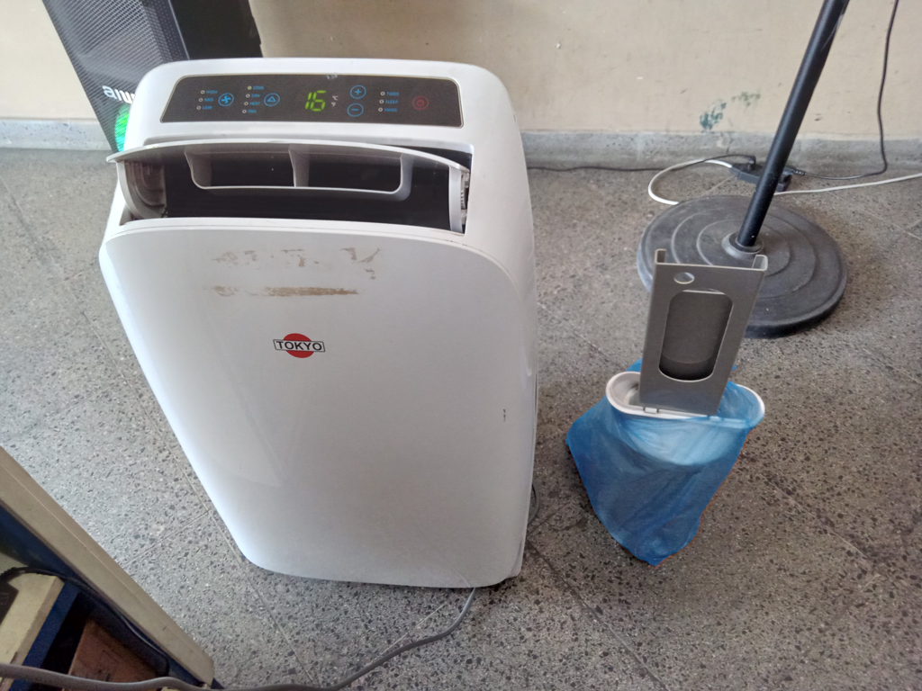 Aire Acondicionado Tipo Portatil Marca Tokyo Modelo Aatokport21-12chr1 Potencia Btu 12.000 Con Control Usado En Buen Estado Acc Caño Corrugado