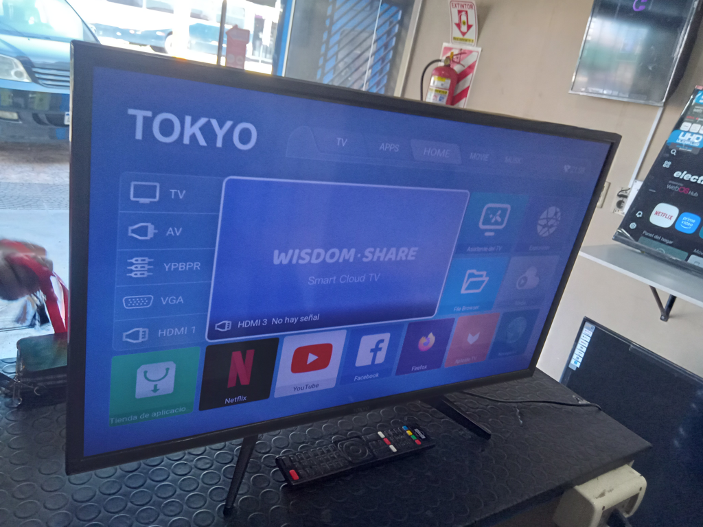 Televisor Led Smart De 32 '' Marca Tokyo Connect Modelo Tvtoksf32sm-N Con Control Usado En Buen Estado Acc Patitas