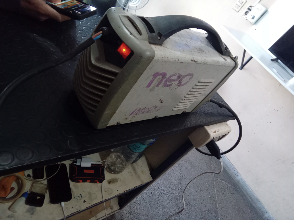 Soldador Marca Neo Modelo Ie102506220 Usado Con Desgaste Acc Pinzas Negativo Y Positivo
