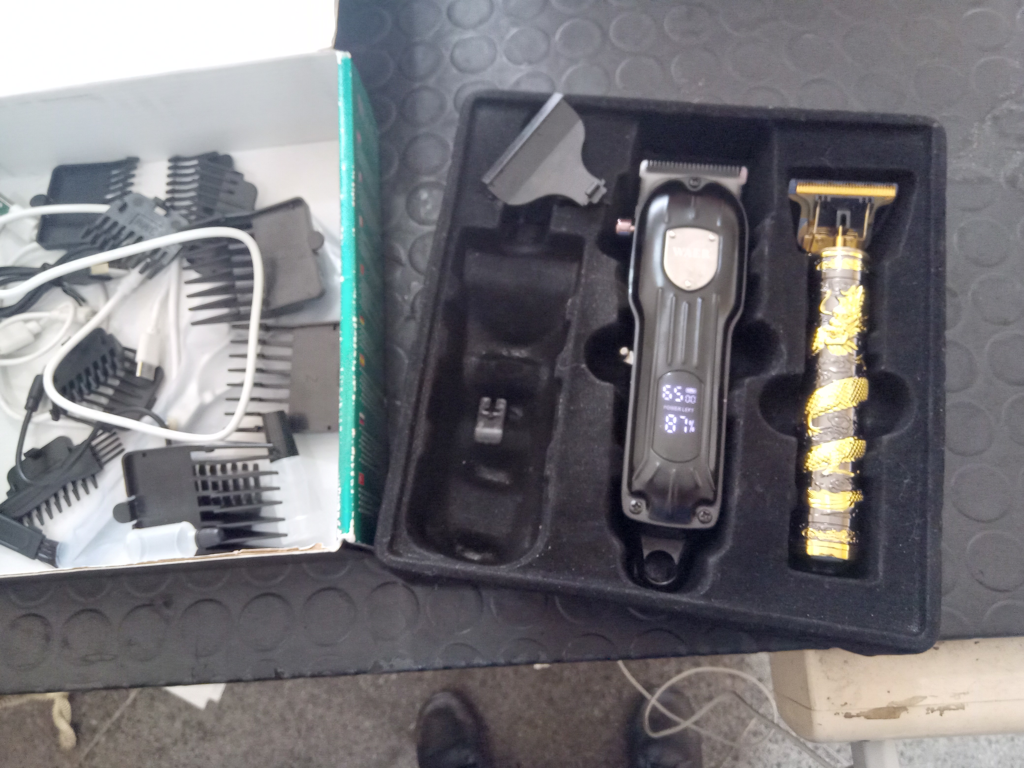 Maquina De Cortar Cabello Marca Waer Modelo Hair Clipper Usado En Buen Estado Acc Cable UsbVarios Accesorios En Caja