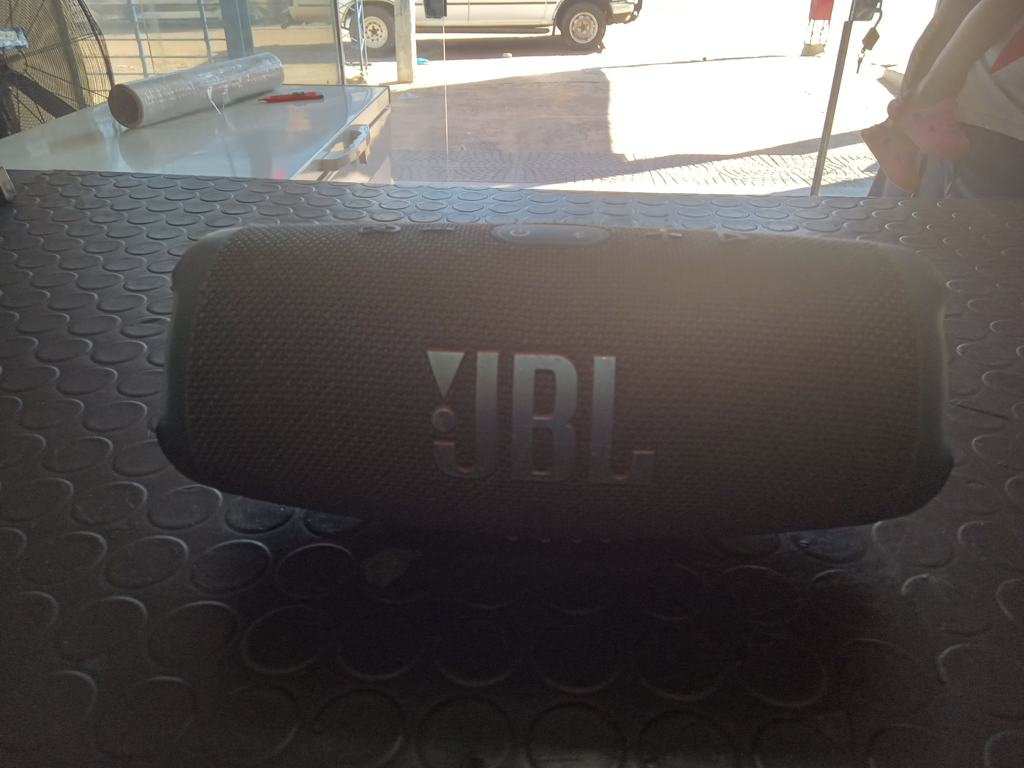 Parlante Portatil Marca Jbl Modelo Charge 5 Usado Con Desgaste Con No Tiene Acc No Tiene