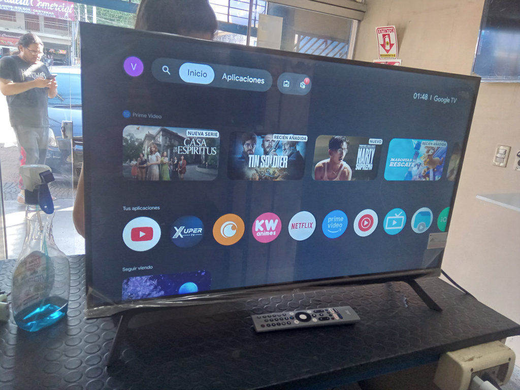 Televisor Led Smart De 32 '' Marca Jvc Modelo Lt-32kb138 Con Control Usado Con Desgaste Acc Patitas