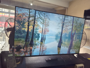 Televisor Led Smart De 55 '' Marca Dayo Modelo Dayo5908 Con Control Usado En Buen Estado Acc Patitas