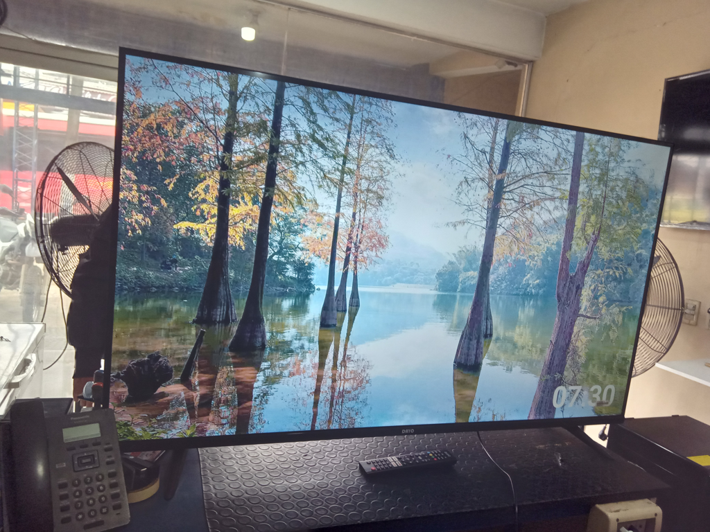 Televisor Led Smart De 55 '' Marca Dayo Modelo Dayo5908 Con Control Usado En Buen Estado Acc Patitas