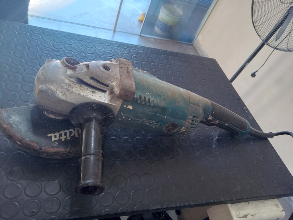 Pulidora Marca Makita Modelo Ga7020 Tamaño Grande Usado Con Desgaste Acc Protector Manija Disco