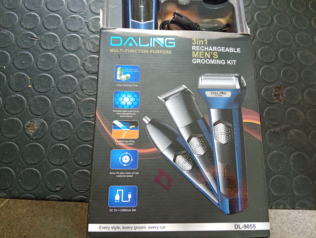 Foto 2 de Maquina De Cortar Cabello Marca Daling Modelo Dl-9055 Acc Cable Cargador