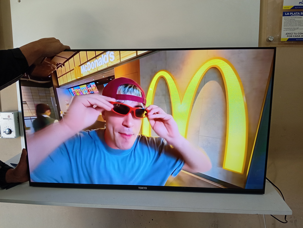 Televisor Led Smart De 43 '' Marca Tokyo Modelo Tvtokff43gtv Con Control Usado En Buen Estado Acc 2 PatitasCable Power