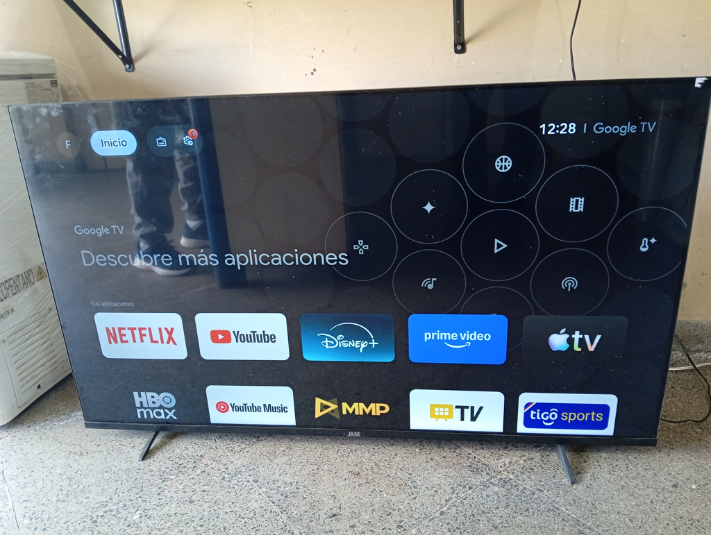Televisor Led Smart De 55 '' Marca Jam Modelo Ultrasgtm-55gfs Con Control Usado En Buen Estado Acc Patitas