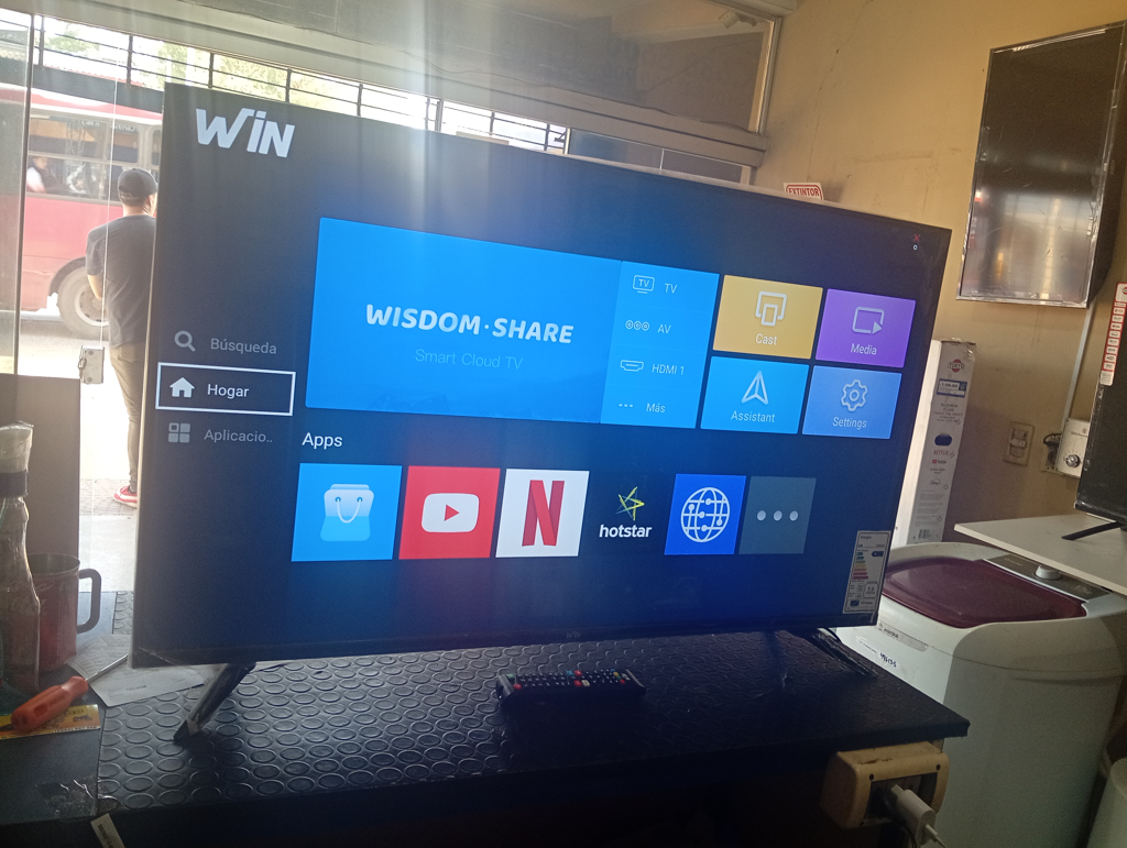 Televisor Led Smart De 43 '' Marca Win Modelo Win43fs Con Control Usado En Buen Estado Acc Patitas