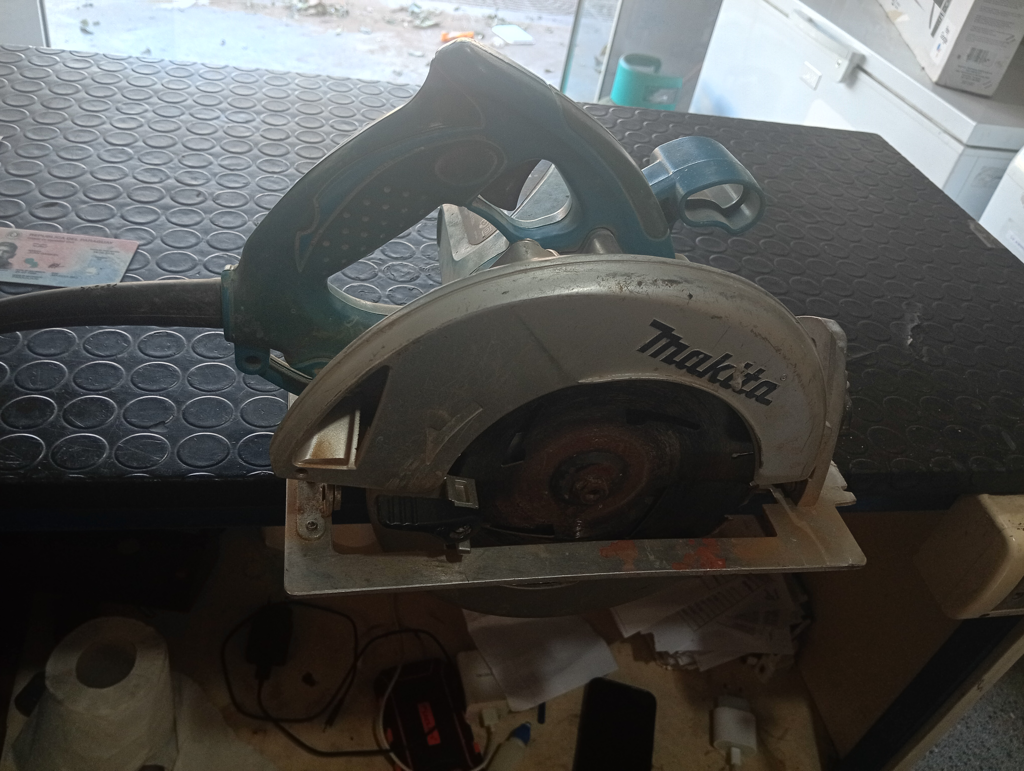 Sierra Tipo Circular Marca Makita Modelo 5007n Usado En Buen Estado Acc Disco Protector