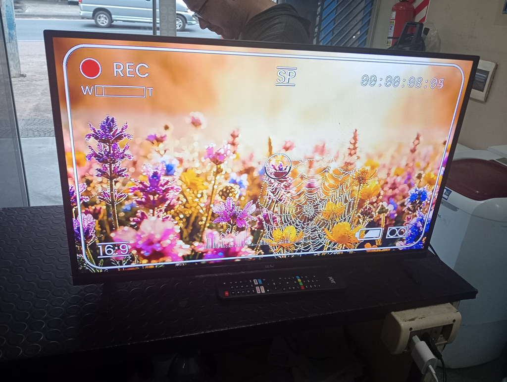 Televisor Led Smart De 32 '' Marca Jam Modelo Ultraslim-32fcs Con Control Usado En Buen Estado Acc Patitas