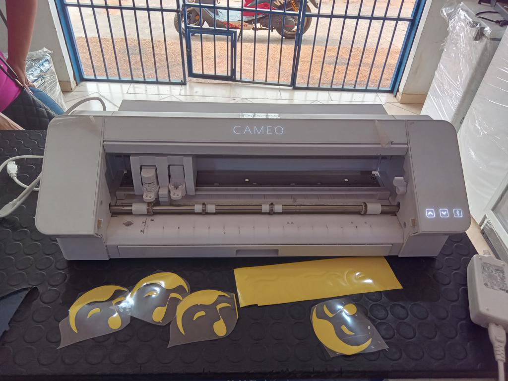 Plotter De Corte Marca Silhoutte Modelo Cameo 4 Con Con Usb Y Cargador Acc 1 Hoja De Plotter