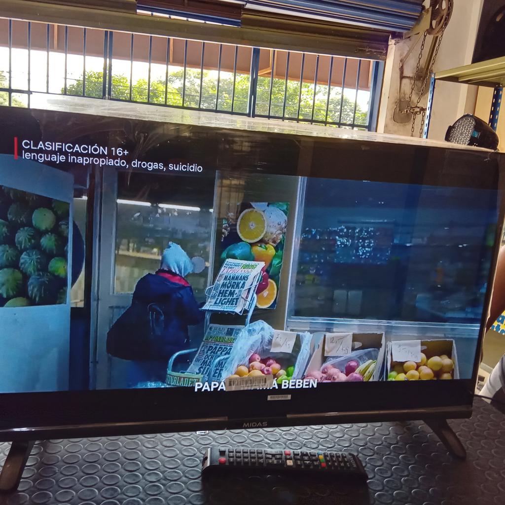 Televisor Led Smart De 32 '' Marca Midas Modelo Md-Smtv32a Con Control Usado En Buen Estado Acc 2 Patitas