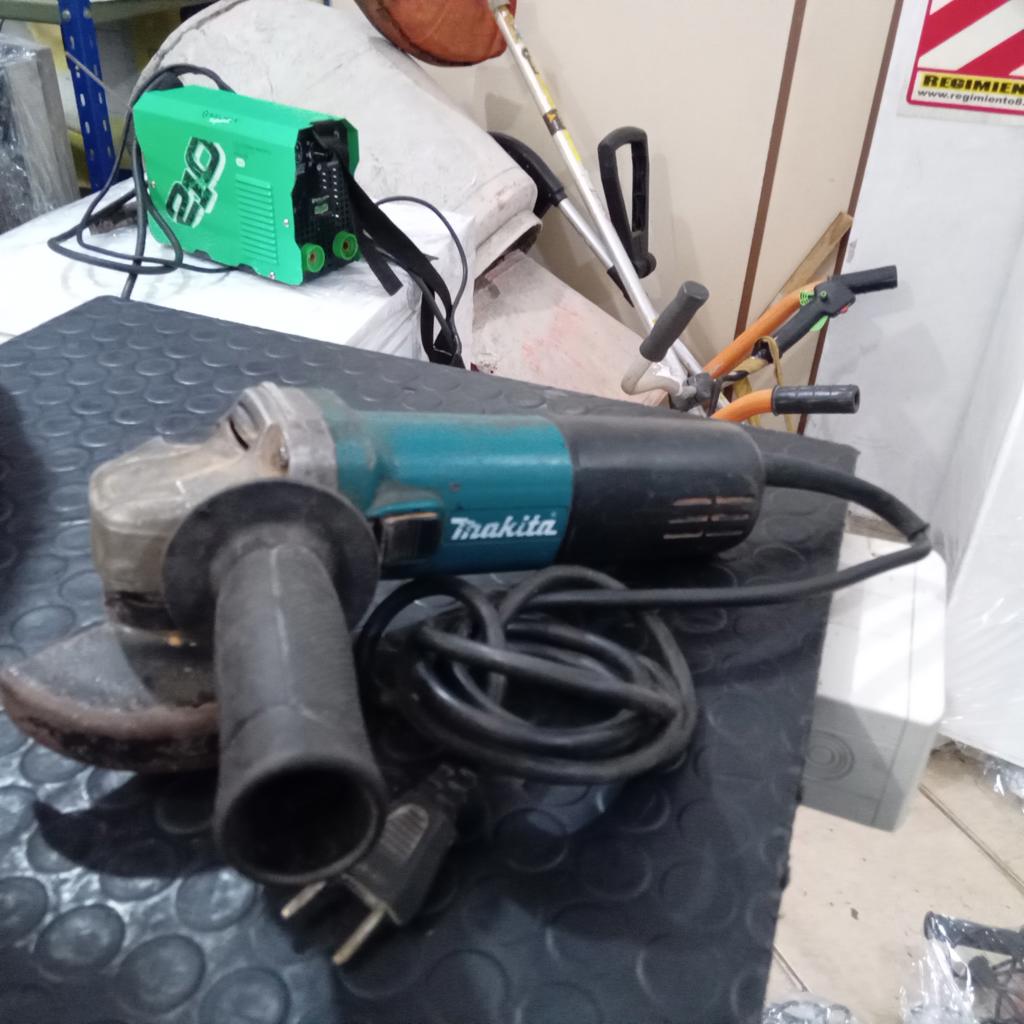 Pulidora Marca Makita Modelo 9557hn Tamaño Pequeño Usado En Buen Estado Acc ProtectorMango