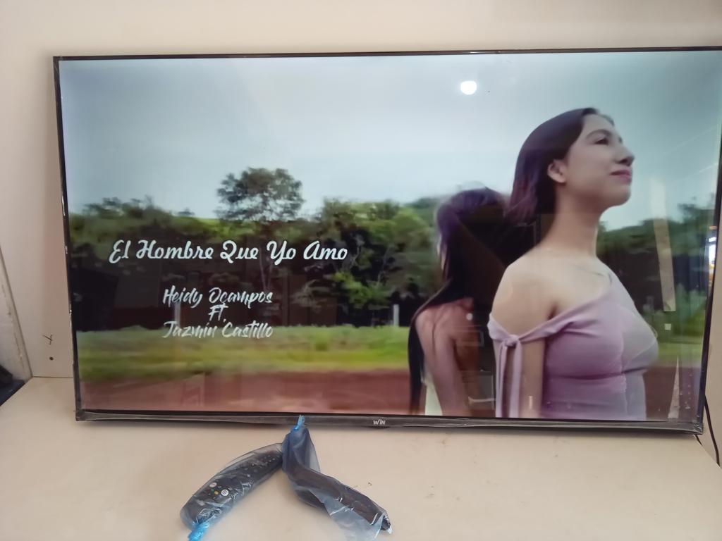 Televisor Led Smart De 50 '' Marca Win Modelo Win50fs Sin Control Usado-En-Buen-Estado Acc CajaPatitas 2 Con Tornillos 3