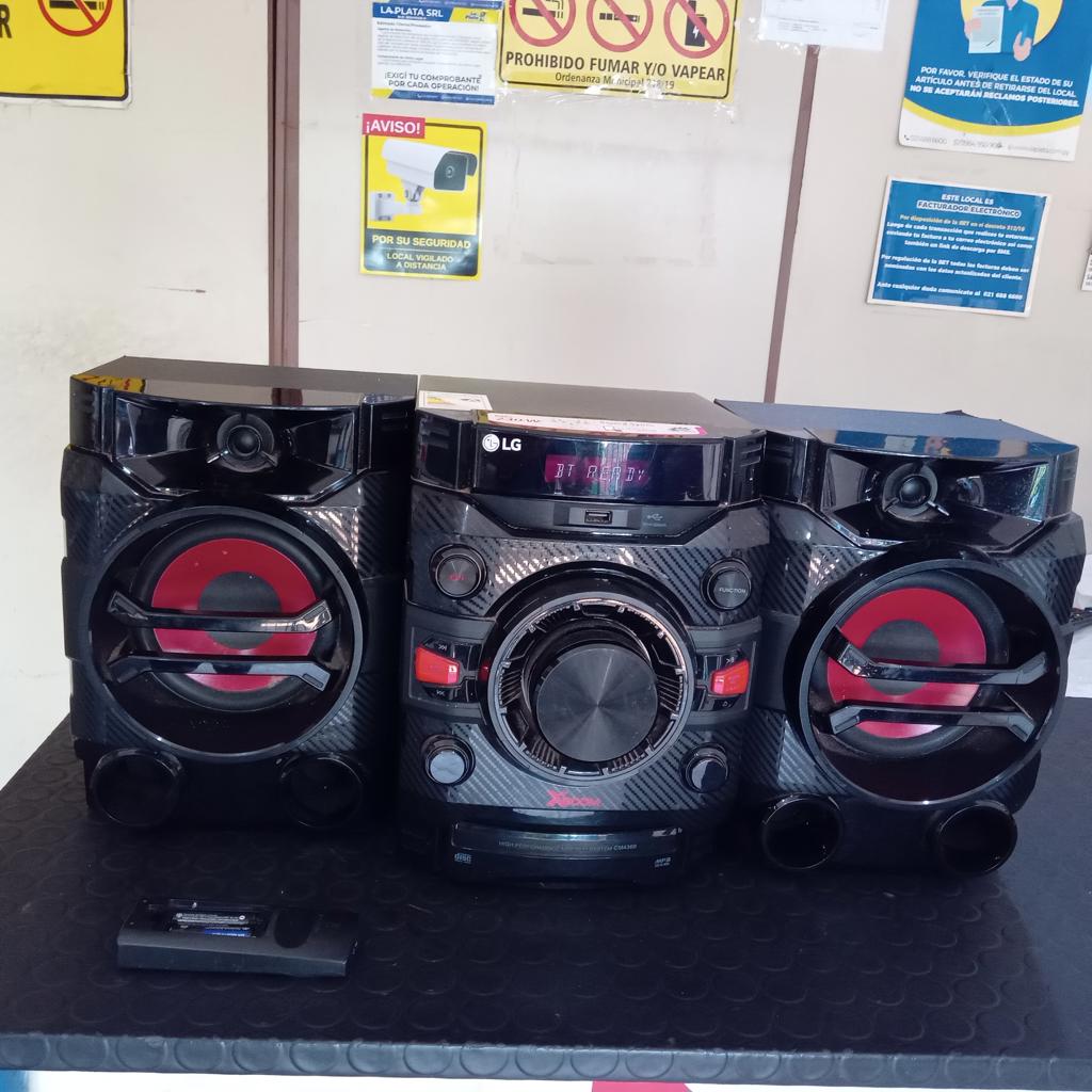 Mini Componente Marca Lg Con Control Modelo Cm4360 Usado En Buen Estado Con 2 Bafles 1 Con Detalle En La Esquina Que El Cliente Esta Enterado Si Deja Mucho Tiempo Acc Cab. Cte. Caja Un Poco Estropeada