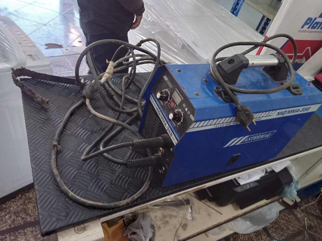 Soldador Marca Master Maq Modelo Mig/Mma-3582012 Usado En Buen Estado Acc Pinza Positiva Gancho Con Cable Negativa