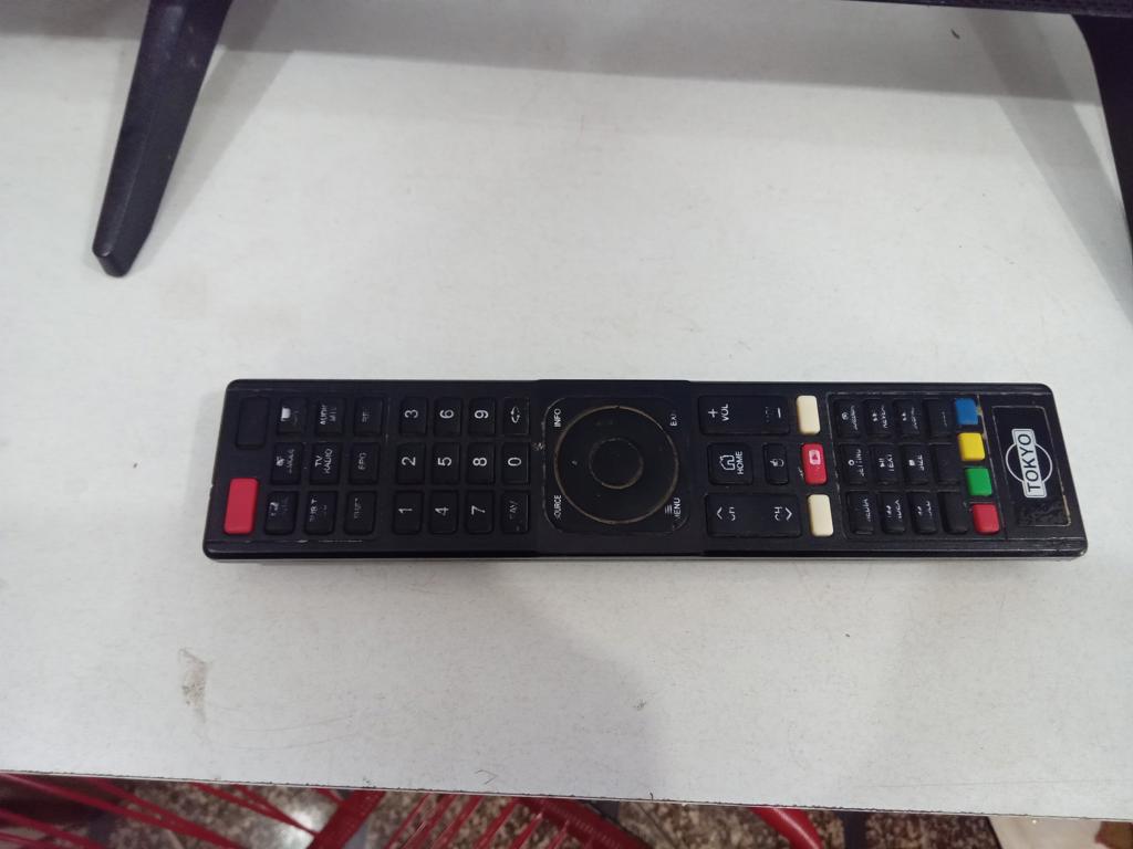 Foto 2 de Televisor Led Smart De 32 '' Marca Tokyo Modelo Tvtoksf32sm-N Con Control Usado En Buen Estado Acc Con Control Y Patita