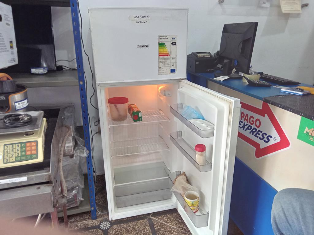 Foto 3 de Heladera Marca Midas Modelo Md-Hd300 Usado En Buen Estado Litros 300 Acc Parrilla1 Bandeja1 VerduleraPorta Huevo