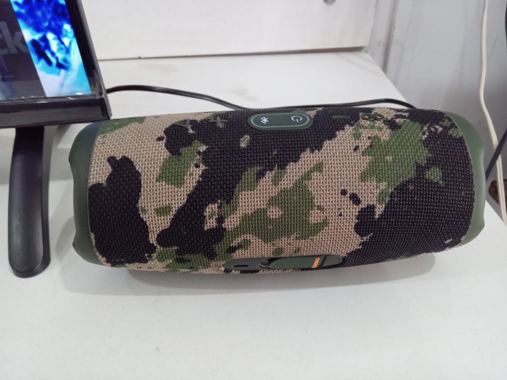 Foto 2 de Speaker Potencia Watts No Tiene Marca Jbl Charge 5 Con Control Modelo No Tiene Usado En Buen Estado Sin Caja Acc No Tiene