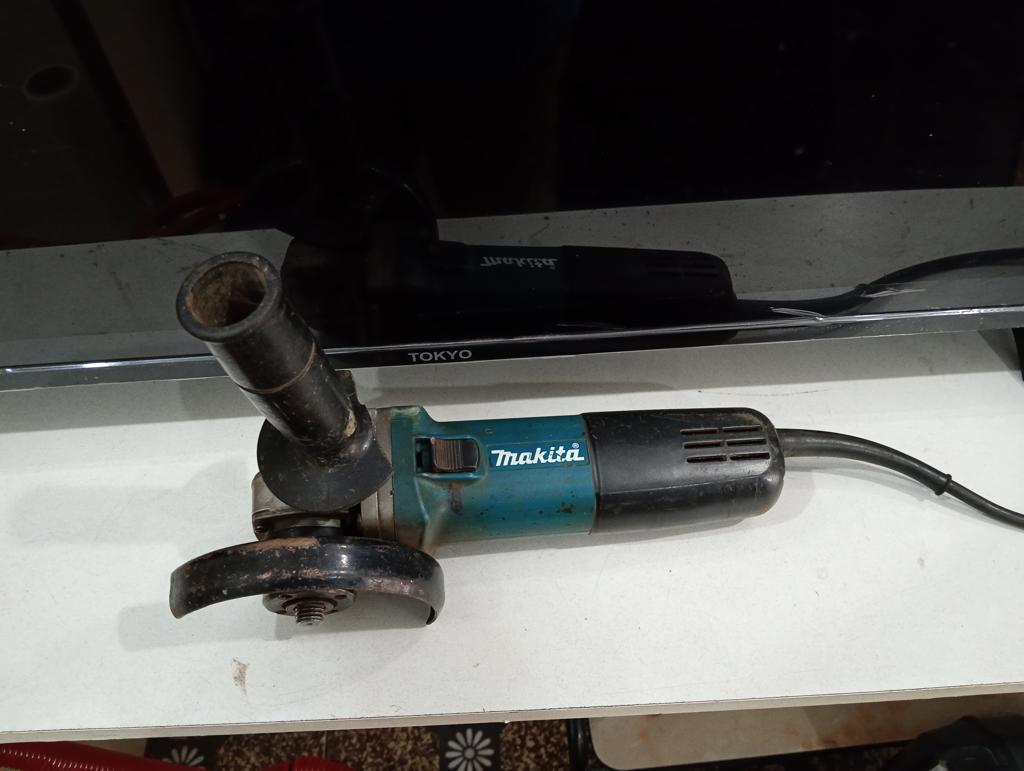 Pulidora Marca Makitta Modelo 9557hn Tamaño Chico Usado En Buen Estado Acc Con Protector