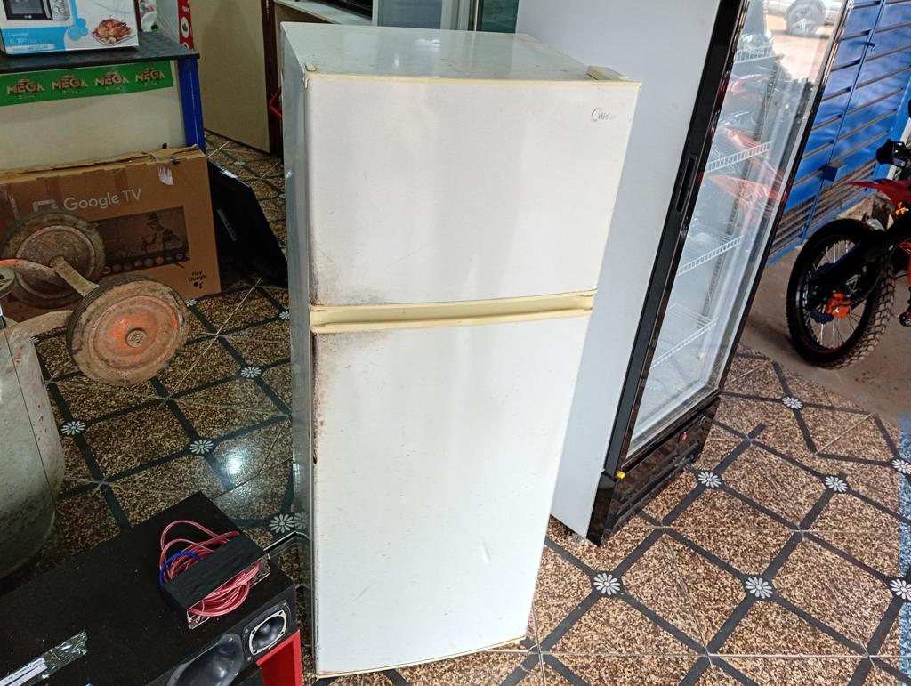 Heladera Marca Midas Modelo No Tiene Usado En Buen Estado Litros 120 Acc Una Parilla Verdulera 3 Paneles De Vidrio