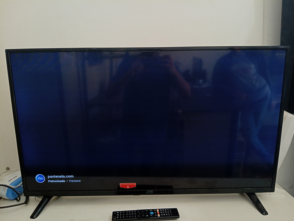 Televisor Led Smart De 43 '' Marca Jvc Modelo Lt-42n750u A Con Control Usado En Buen Estado Acc Con Patita Y Contol
