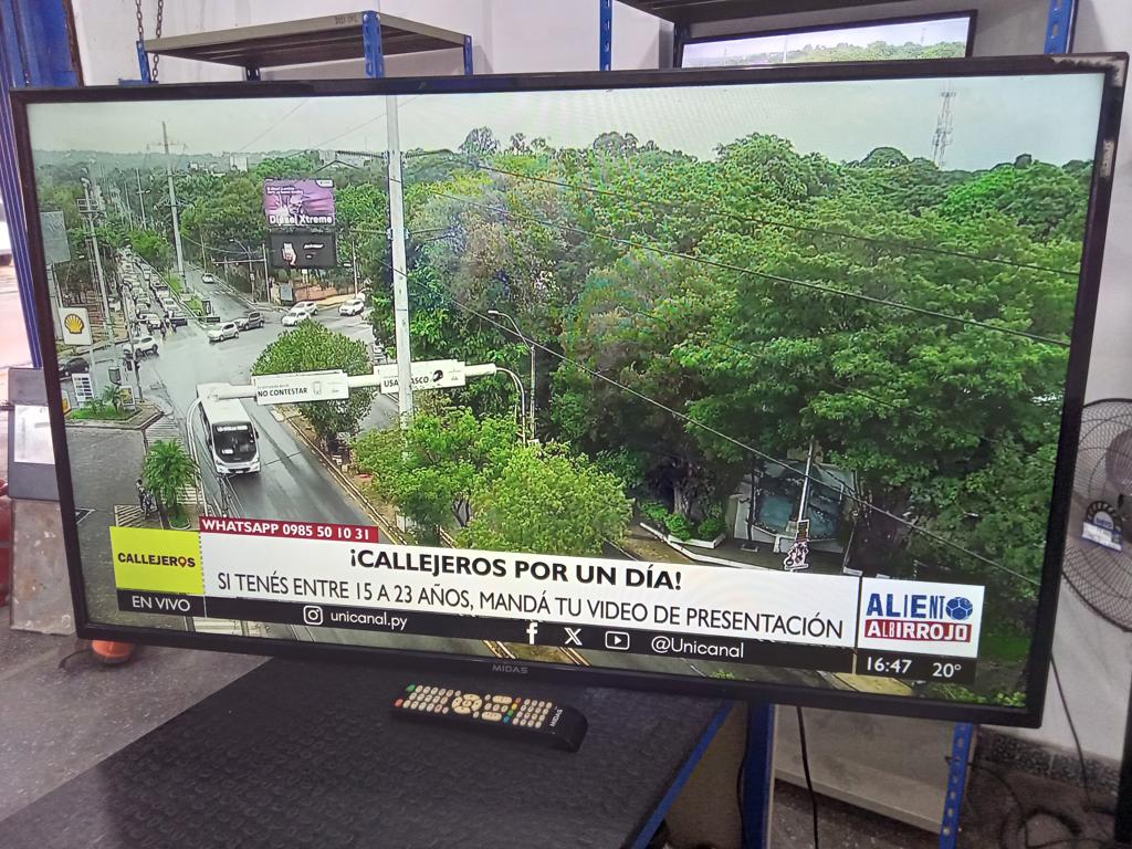 Televisor Led Smart De 49 '' Marca Midas Modelo Md-Tvs49m Con Control Usado En Buen Estado Acc Cable CteSoporte