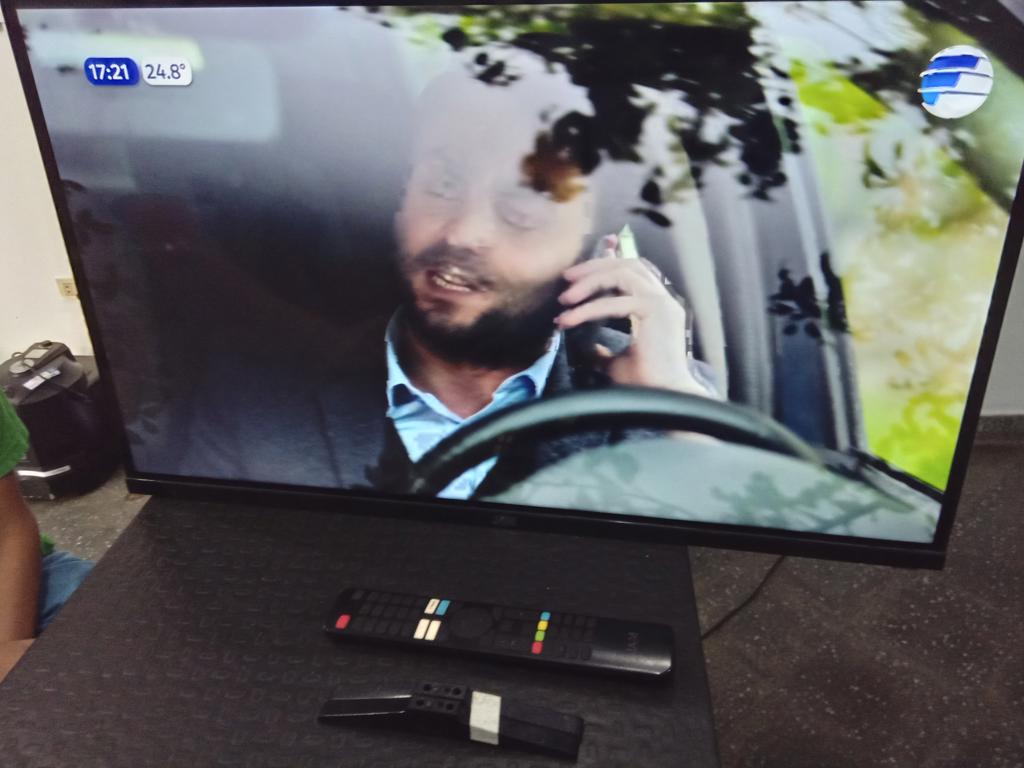 Televisor Led Smart De 32 '' Marca Jam Modelo Ultraslim32fcs Con Control Usado En Buen Estado Acc Soporte De ParedPatitas